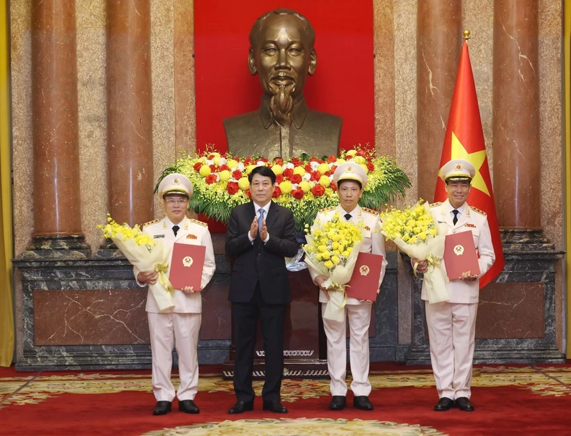 El presidente vietnamita, Luong Cuong, entrega las decisiones de ascenso al rango de coronel general a los tres viceministros de Seguridad Pública. (Fuente: VNA)