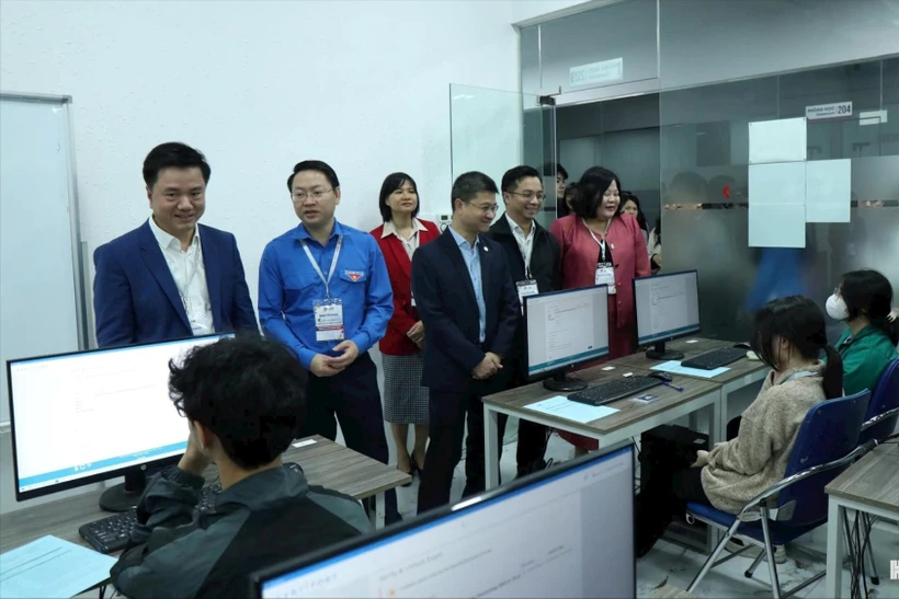 Organizadores animan a los candidatos antes de la ronda clasificatoria nacional. (Foto: hanoimoi.vn)