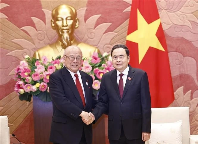 El presidente de la Asamblea Nacional de Vietnam, Tran Thanh Man, y Takebe Tsutomu, asesor especial de la Alianza de Amistad Parlamentaria Japón-Vietnam. (Fuente: VNA)