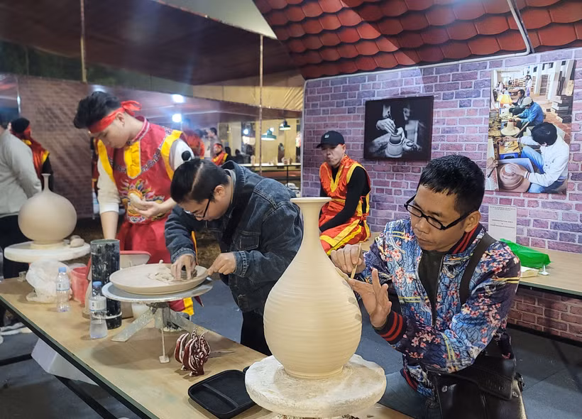 Los artesanos alfareros de Bat Trang exhiben sus productos en la ceremonia de certificación para la cerámica de Bat Trang. (Fuente: VNA)