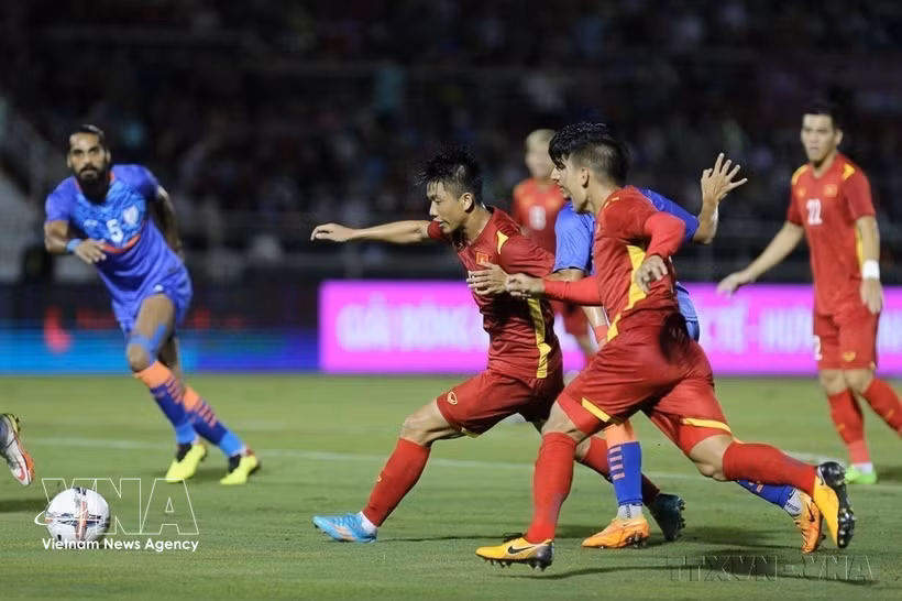 En un partido internacional de fútbol entre la selección de fútbol de Vietnam (uniforme rojo) y la selección de India (uniforme azul) en Ciudad Ho Chi Minh. (Fuente: VNA)