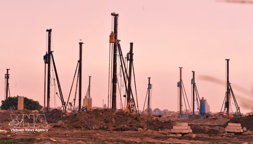 Amanecer sobre la zona de construcción del proyecto del Aeropuerto Internacional de Gia Binh. (Fuente: VNA)