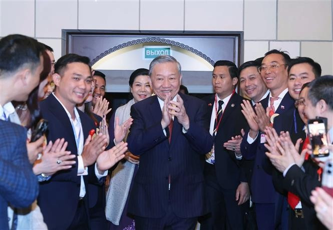 El secretario general del Partido Comunista de Vietnam (PCV), To Lam, con el personal de la Embajada de Vietnam y con representantes de la comunidad coterránea residente en este país euroasiático. (Fuente: VNA)