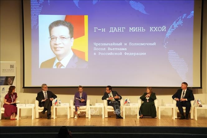 El embajador vietnamita en Rusia, Dang Minh Khoi, habla en el evento. (Fuente: VNA)
