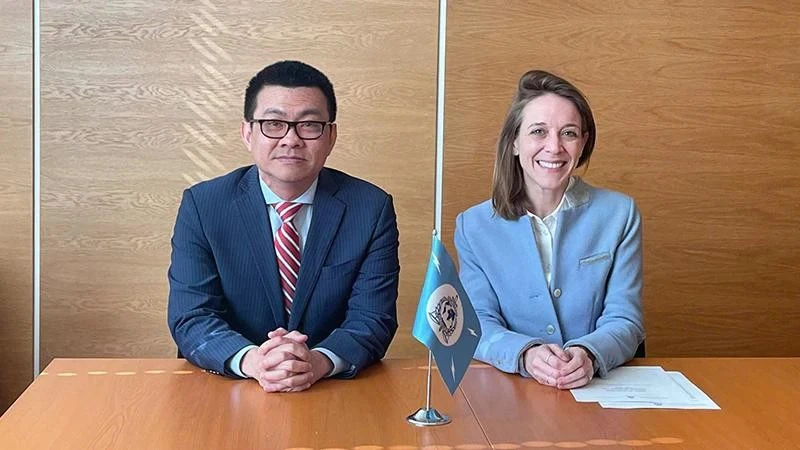 El embajador Vu Le Thai Hoang, representante permanente de Vietnam ante las Naciones Unidas y organizaciones internacionales en Viena, Austria, y la jefa de la Oficina del Observador Permanente de Interpol ante la ONU, Floriane Bacconnier. (Fuente: VNA)