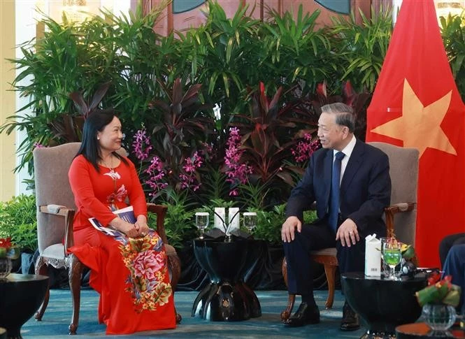 El secretario general del Partido Comunista de Vietnam, To Lam, con Tran Thi Lam, asesora de Shangri-La Healthcare Investment y cofundadora de la empresa medical Hoa Lam Shangri-La. (Fuente: VNA)