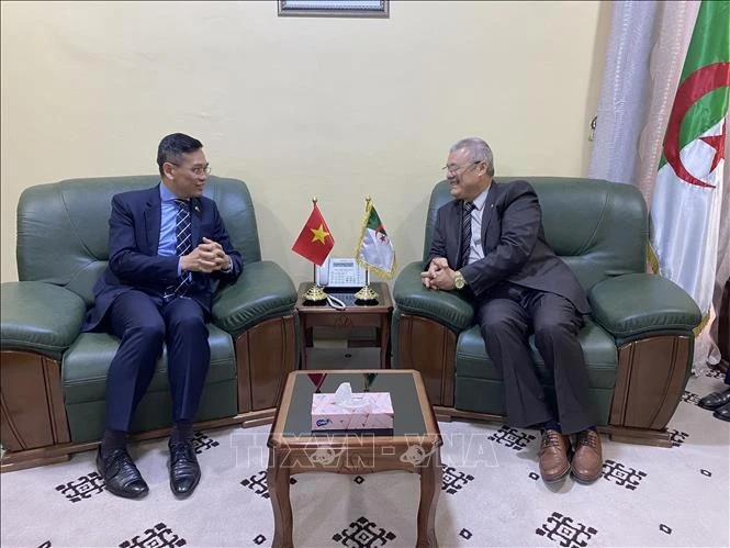 El embajador de Vietnam en Argelia, Tran Quoc Khanh, y el gobernador de la provincia de Touggourt, Othmane Abdelaziz. (Fuente: VNA)