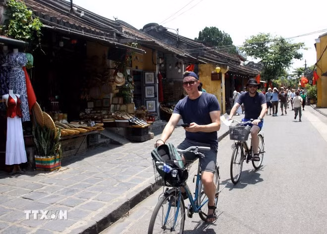 Turistas en el casco antiguo de Hoi An. (Fuente: VNA)