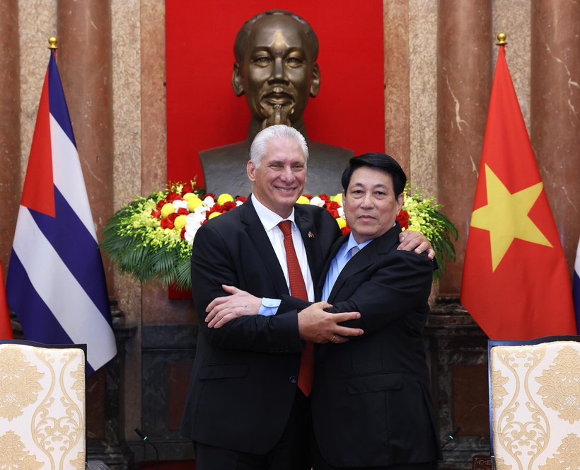 El presidente de Vietnam, Luong Cuong, y el primer secretario del Comité Central del Partido Comunista de Cuba y presidente de la nación caribeña, Miguel Díaz-Canel Bermúdez. (Fuente: VNA)