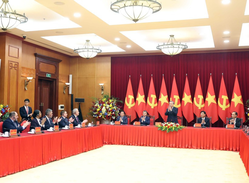 El secretario general del Partido Comunista de Vietnam, To Lam, ofrece una recepción a las delegaciones de líderes y representantes de partidos políticos de Asia, Europa, América y África. (Fuente: VNA)