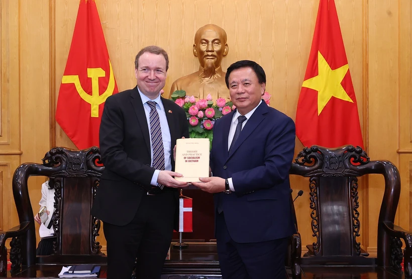 El miembro del Buró Político del Partido Comunista de Vietnam, director de la Academia Nacional de Política Ho Chi Minh y presidente del Consejo Teórico Central, Nguyen Xuan Thang, y el presidente del Comité de Política Exterior del Parlamento de Dinamarca, Michael Aastrup Jensen. (Fuente: VNA)