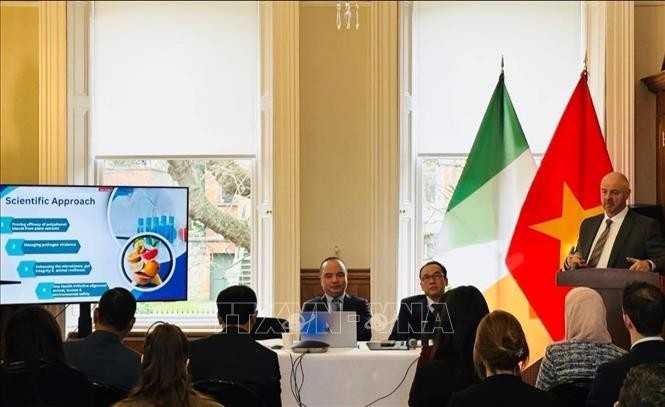 John Cullen, director general de Auranta (Irlanda), grupo agrícola y de alimentación animal, presenta tecnologías y productos respetuosos con el medio ambiente adecuados para las necesidades de la transición verde de Vietnam. (Fuente: VNA)