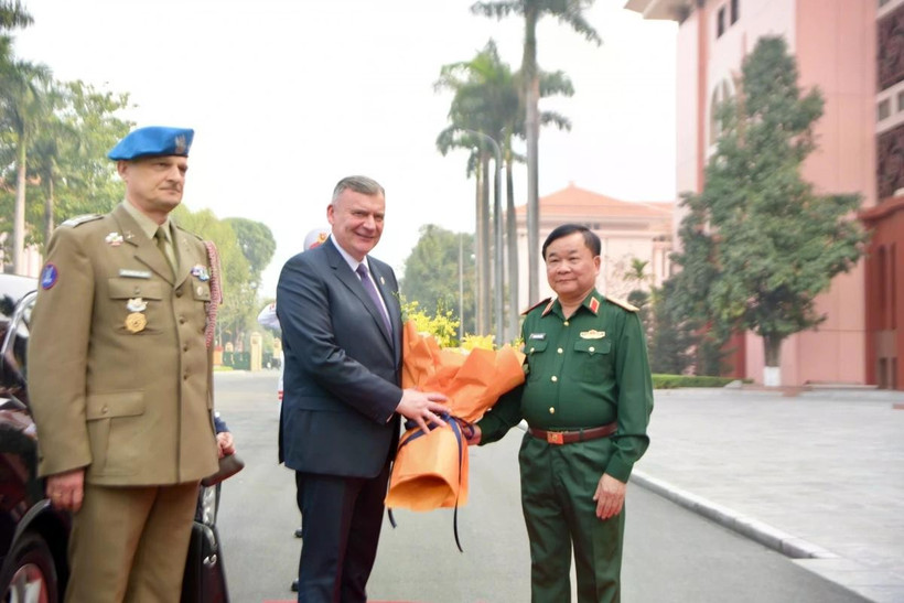 El teniente general Hoang Xuan Chien, miembro del Comité Central del Partido Comunista de Vietnam, miembro de la Comisión Militar Central y viceministro de Defensa Nacional, con el viceministro de Defensa de Polonia, Pawel Bejda. (Fuente: VNA)