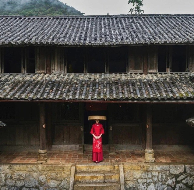 Helly Tong, famosa por su estilo de vida ecológico, suele exhibir elegancia y cercanía a la cultura a través de imágenes en lugares antiguos como Hoi An, Ha Giang o pueblos artesanales tradicionales.(Fuente: Facebook de Helly Tong)