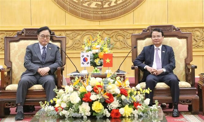 El presidente de la Asamblea Nacional de Corea del Sur, Woo Won Shik, y el secretario del Comité Provincial del Partido, Dang Xuan Phong. (Fuente: VNA)