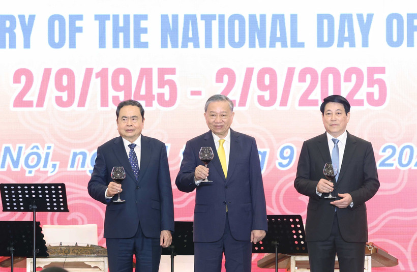 El secretario general del Partido Comunista de Vietnam, To Lam; el presidente de Vietnam, Luong Cuong; y el presidente de la Asamblea Nacional, Tran Thanh Man, en el evento. (Fuente: VNA)