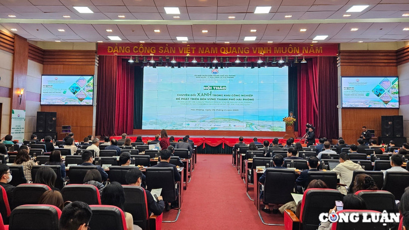 En el seminario titulado “Hai Phong, ciudad pionera en la transición verde y el desarrollo sostenible” (Fuente: congluan.vn)