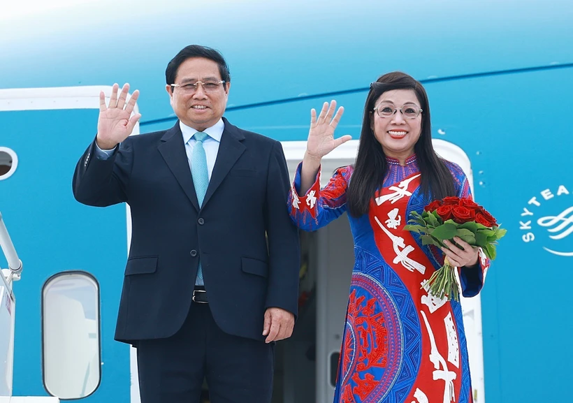 El primer ministro de Vietnam, Pham Minh Chinh, y su esposa llegan a Praga. (Fuente: VNA)