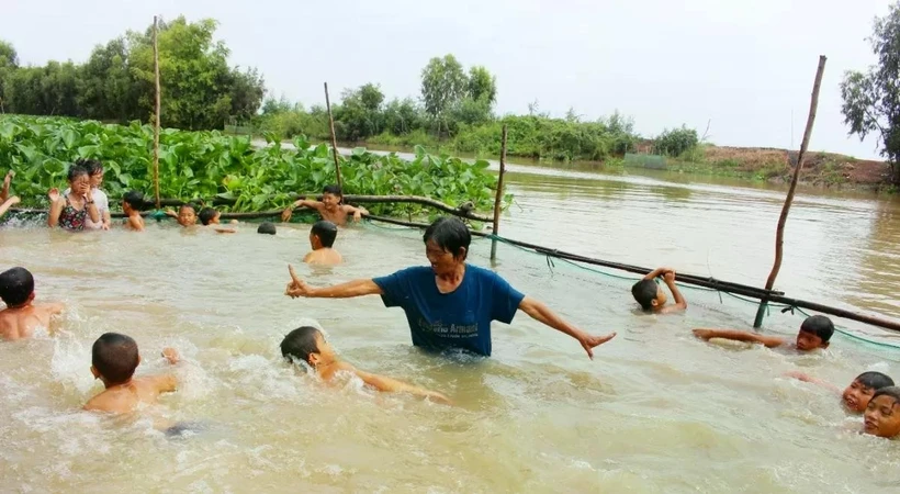 Tran Thi Kim Thia y los niños. (Fuente: congthuong.vn)