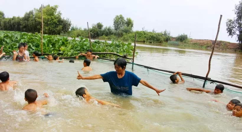 Tran Thi Kim Thia y los niños. (Fuente: congthuong.vn)