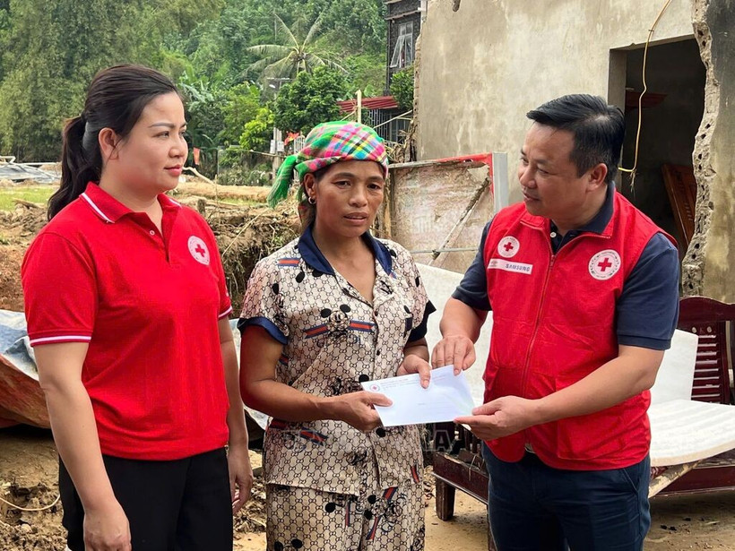 La Cruz Roja de Vietnam brinda ayuda de emergencia a las personas afectadas por el tifón número 11 en Lao Cai. (Fuente: VNA)