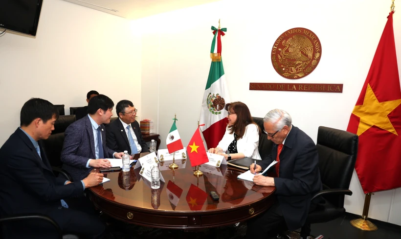 En el encuentro entre la presidenta de la Comisión de Relaciones Exteriores Asia- Pacífica del Senado de la República de México, Yeidckol Polevnsky Gurwitz, y el embajador designado de Vietnam en México, Nguyen Van Hai. (Fuente: VNA)