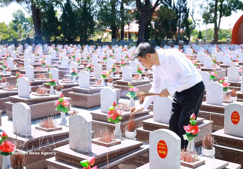 El primer ministro de Vietnam, Le Minh Hung, rinde homenaje a héroes y mártires en el Cementerio Nacional de Mártires de Truong Son. (Fuente: VNA)