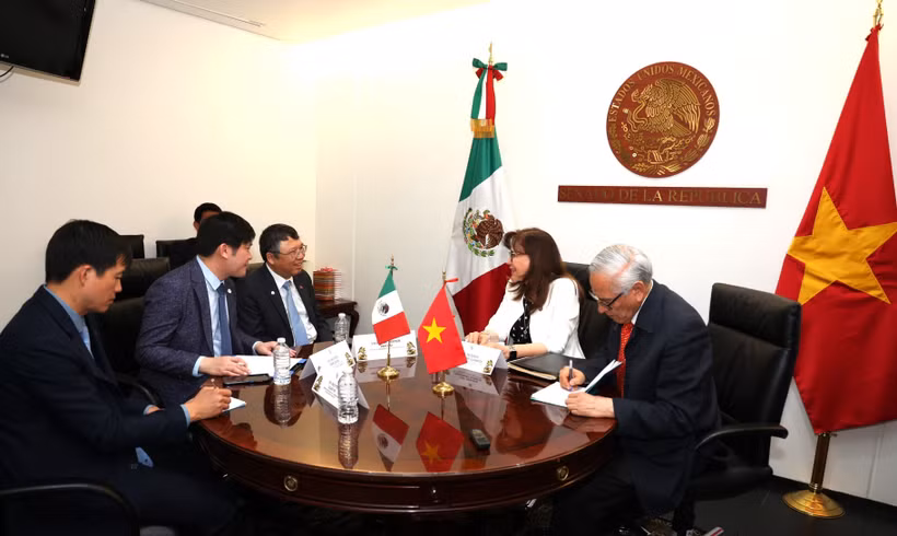 En el encuentro entre la presidenta de la Comisión de Relaciones Exteriores Asia- Pacífica del Senado de la República de México, Yeidckol Polevnsky Gurwitz, y el embajador designado de Vietnam en México, Nguyen Van Hai. (Fuente: VNA)