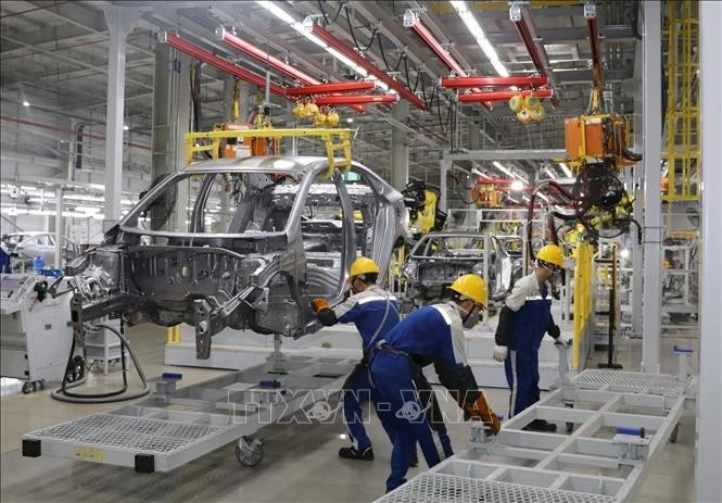 Los trabajadores ensamblan automóviles en la línea de producción en la fábrica Hyundai Thanh Cong. (Fuente: VNA)