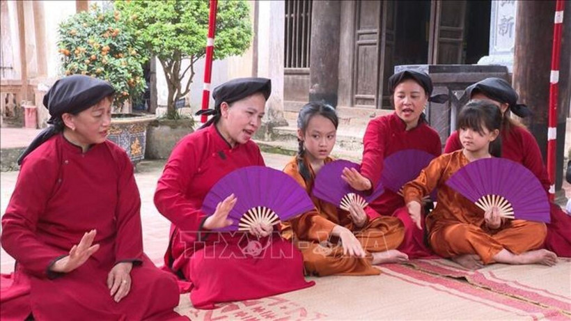 Los artistas interpretan el canto Xoan en el templo Lai Len, atrayendo a una gran cantidad de lugareños y turistas. (Fuente: VNA)