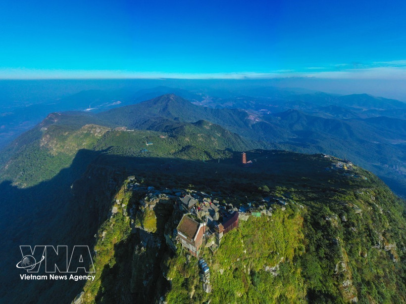 La belleza de Yen Tu reside en la majestuosa y tranquila atmósfera de las montañas y los bosques, combinada con el encanto antiguo y solemne del sistema de pagodas, torres y lugares de meditación zen. (Fuente: VNA)