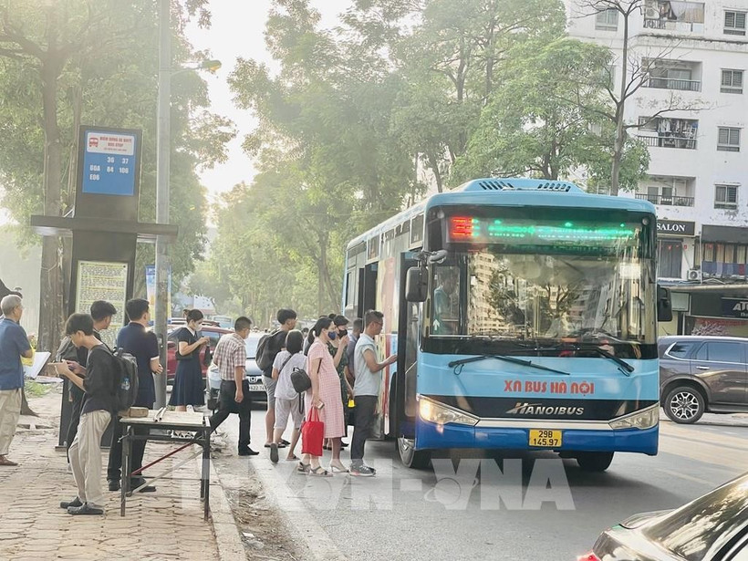 Se espera que para 2030, todos los autobuses en Hanoi hayan completado la conversión a vehículos eléctricos. (Fuente: VNA)
