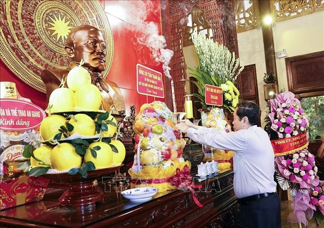 El presidente de la Asamblea Nacional de Vietnam, Tran Thanh Man, ofrece incienso en el Sitio Histórico Nacional Especial dedicado al presidente Ton Duc Thang. (Fuente: VNA)