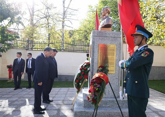 El secretario general del Comité Central del Partido Comunista de Vietnam, To Lam, ante la Estatua del Presidente Ho Chi Minh. (Fuente: VNA)