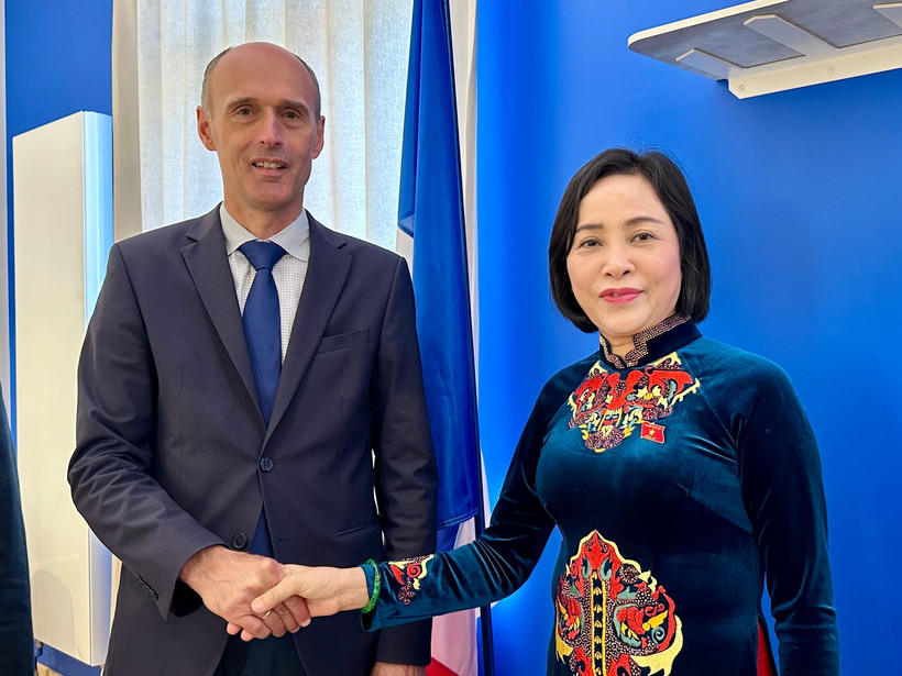 La vicepresidenta de la Asamblea Nacional de Vietnam, Nguyen Thi Thanh, y alcalde de la ciudad de Provins, Olivier Lavenka. (Fuente: VNA)