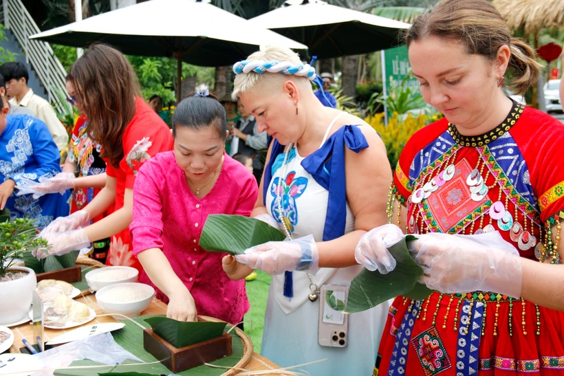 Turistas exploran tradiciones vietnamitas del Tet a través del festival de Banh chung. (Fuente: VNA)