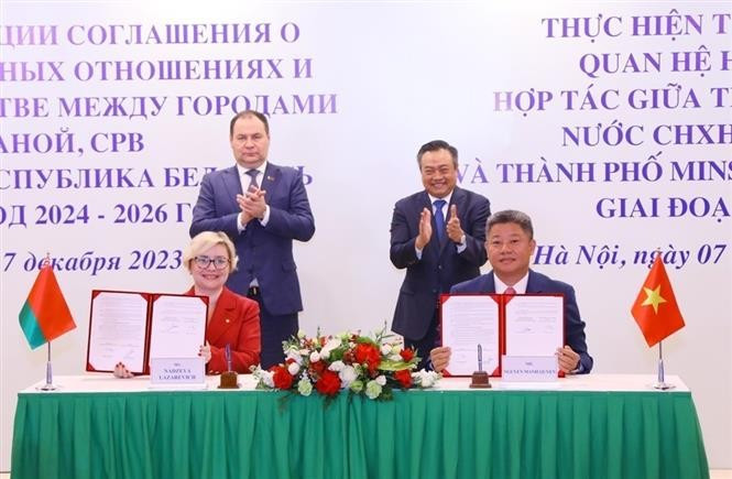 El primer ministro bielorruso, Roman Golovchenko, y el presidente del Comité Popular de Hanoi, Tran Sy Thanh, presenciaron la firma del Programa de Cooperación para implementar el acuerdo de amistad y cooperación entre Hanoi y Minsk (2023). (Fuente: VNA)