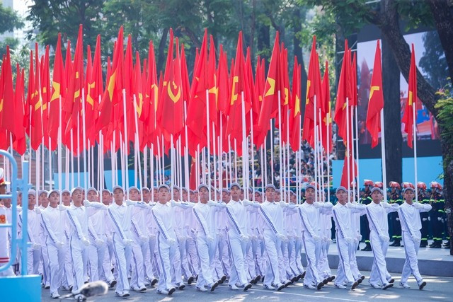 La unidad Bandera Roja avanza hacia la tribuna durante la ceremonia. (Fuente: VNA)