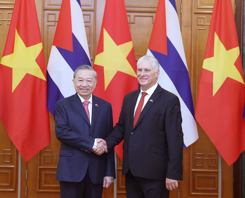 El secretario general del Comité Central del Partido Comunista de Vietnam, To Lam, y el primer secretario del Comité Central del Partido Comunista de Cuba y presidente del país caribeño, Miguel Díaz-Canel Bermúdez. (Fuente: VNA)