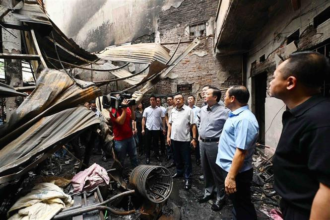 El viceprimer ministro Tran Hong Ha y el presidente del Comité Popular de Hanoi, Tran Si Thanh llegan al escenario del incendio. (Fuente:VNA)