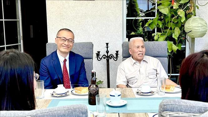 El embajador de Vietnam en Alemania, Vu Quang Minh (izquierda), y Le Duc Duong, quien se reunió dos veces con el Presidente Ho Chi Minh (Foto: VNA)