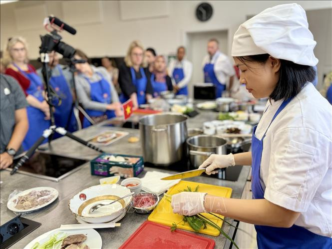 Un chef vietnamita muestra a los participantes cómo preparar el Pho. (Foto: VNA)
