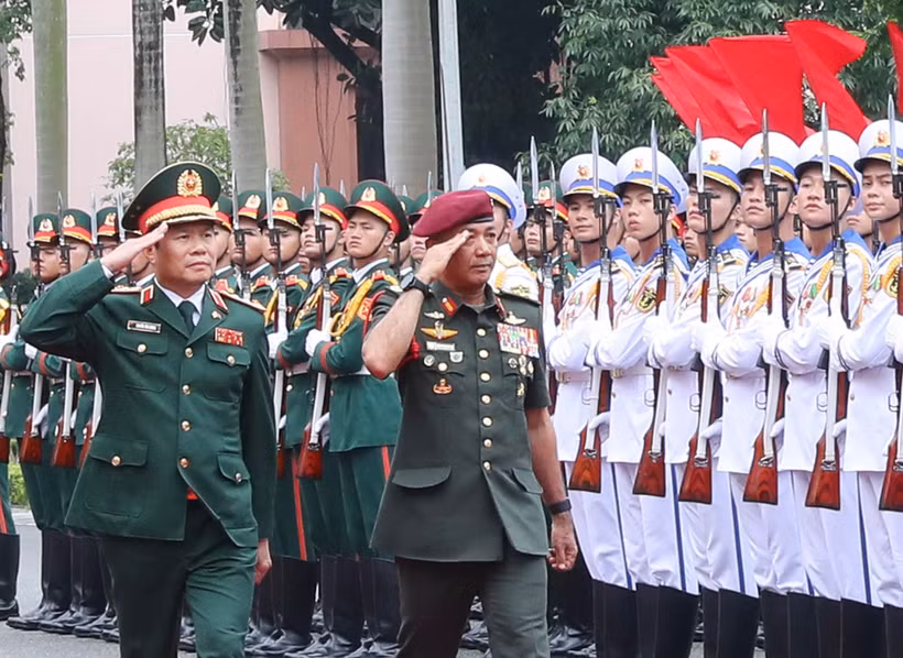 El jefe de Estado Mayor General del Ejército Popular de Vietnam y viceministro de Defensa, coronel general Nguyen Tan Cuong, y el general Tan Sri Datuk Seri Mohammad bin Ab Rahman, jefe de las Fuerzas de Defensa de Malasia, pasan revista a la guardia de honor. (Fuente: VNA)