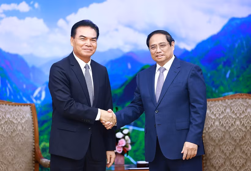 El primer ministro Pham Minh Chinh y el ministro de Planificación e Inversiones de Laos y presidente del Comité de Cooperación Laos-Vietnam, Phet Phomphiphak. (Fuente: VNA)
