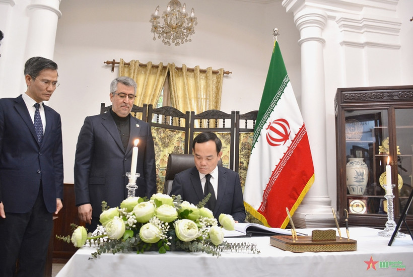 El viceprimer ministro de Vietnam Tran Luu Quang escribe en el libro de condolencias. (Foto: qdnd.vn)