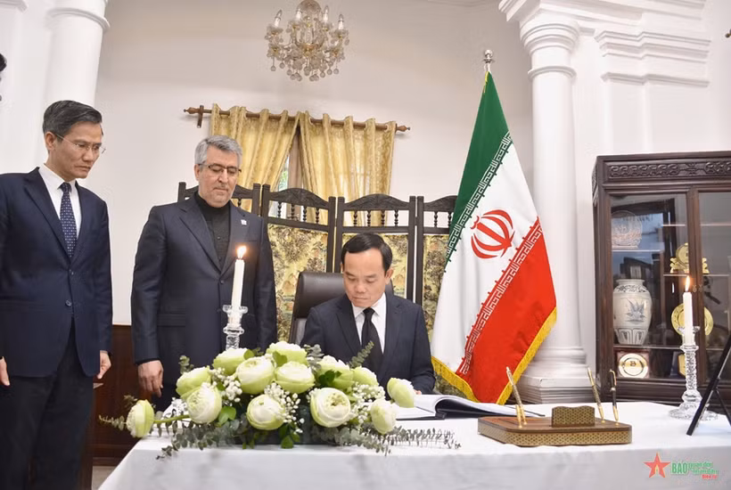 El viceprimer ministro de Vietnam Tran Luu Quang escribe en el libro de condolencias. (Foto: qdnd.vn)