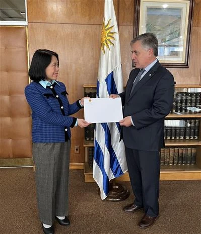 La recién nombrada embajadora de Vietnam en Argentina concurrente en Uruguay, Ngo Minh Nguyet, se reúne con el canciller uruguayo, Omar Paganini. (Foto: VNA)