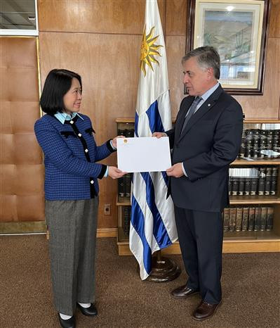 La recién nombrada embajadora de Vietnam en Argentina concurrente en Uruguay, Ngo Minh Nguyet, se reúne con el canciller uruguayo, Omar Paganini. (Foto: VNA)