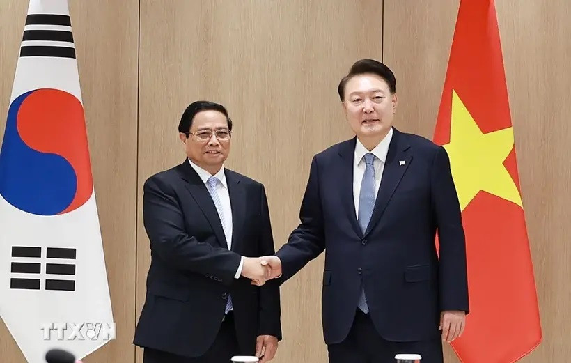 El primer ministro vietnamita, Pham Minh Chinh (izquierda), y el presidente surcoreano, Yoon Suk-yeol. (Foto: VNA)