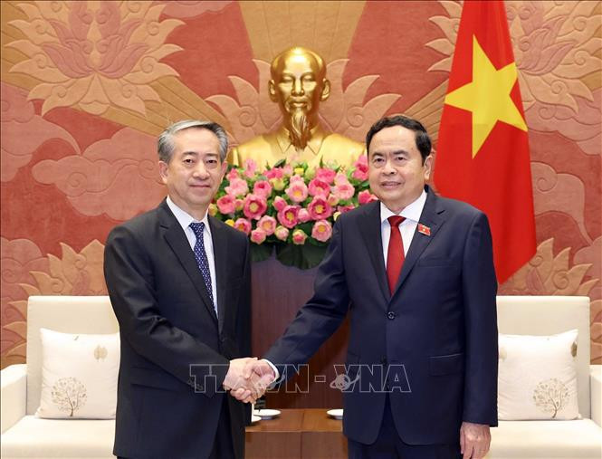 El presidente de la Asamblea Nacional de Vietnam, Tran Thanh Man (derecha), recibe al saliente embajador chino, Xiong Bo. (Foto: VNA)